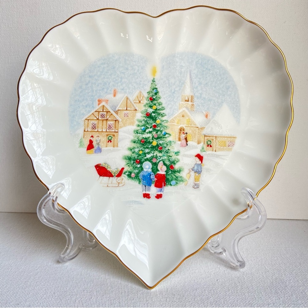 Mikasa Merry Christmas bone china scalloped heart plate with gold trim Vintage